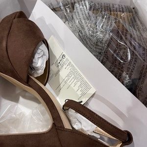 Brown chunk heel sandals - size 7.5- Brand new in box